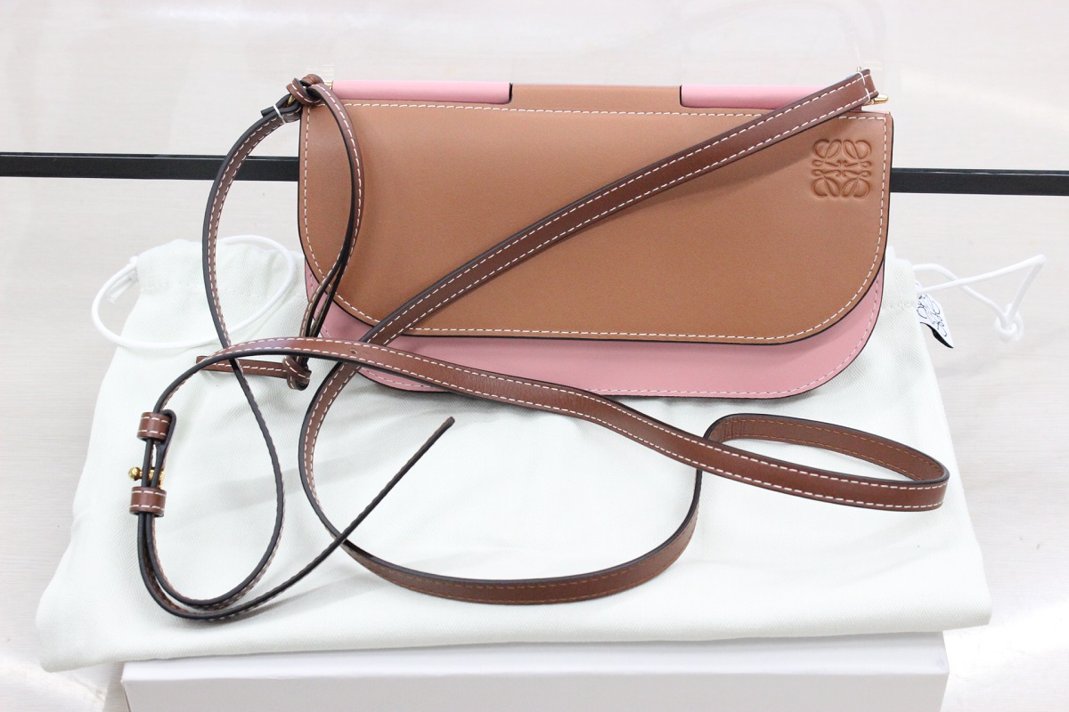 ロエベ・ゲートポシェットの買取品をご紹介しています